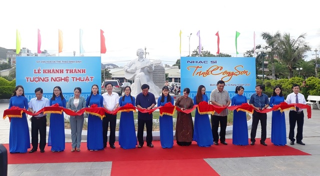 Khánh thành tượng Trịnh Công Sơn bên bờ biển Quy Nhơn - 2 Khánh thành tượng Trịnh Công Sơn bên bờ biển Quy Nhơn - 2