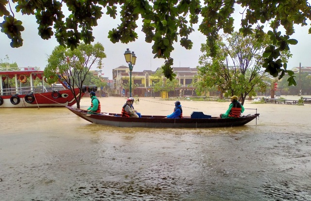 Mưa trắng trời, người dân vất vả mưu sinh trong lũ lớn - 11 Mưa trắng trời, người dân vất vả mưu sinh trong lũ lớn - 11