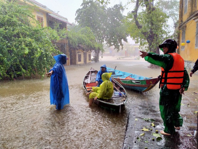 Mưa trắng trời, người dân vất vả mưu sinh trong lũ lớn - 12 Mưa trắng trời, người dân vất vả mưu sinh trong lũ lớn - 12