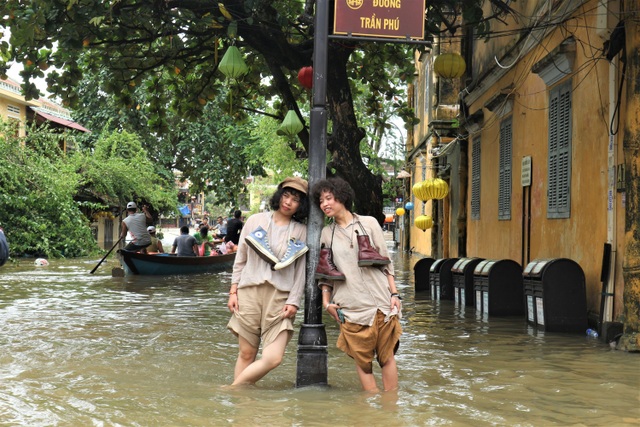 Du khách thích thú lội nước ngắm phố cổ Hội An mùa nước nổi - 12 Du khách thích thú lội nước ngắm phố cổ Hội An mùa nước nổi - 12