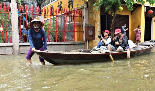 Du khách thích thú lội nước ngắm phố cổ Hội An mùa nước nổi - 15 Du khách thích thú lội nước ngắm phố cổ Hội An mùa nước nổi - 15