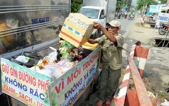 Người thương binh mỗi ngày vớt hàng trăm kg rác giải cứu dòng kênh - 5