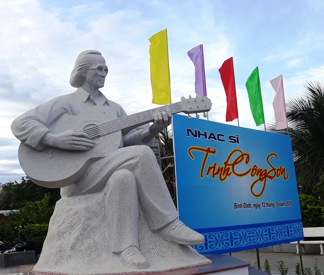 Khánh thành tượng Trịnh Công Sơn bên bờ biển Quy Nhơn - 1 Khánh thành tượng Trịnh Công Sơn bên bờ biển Quy Nhơn - 1