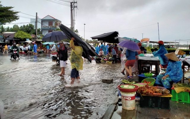 Mưa trắng trời, người dân vất vả mưu sinh trong lũ lớn - 4 Mưa trắng trời, người dân vất vả mưu sinh trong lũ lớn - 4