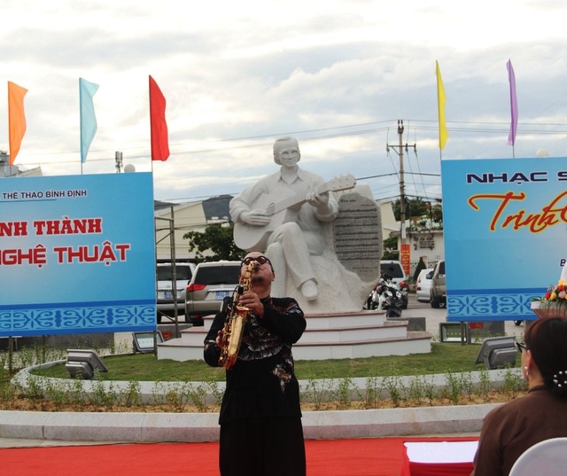 Khánh thành tượng Trịnh Công Sơn bên bờ biển Quy Nhơn - 5 Khánh thành tượng Trịnh Công Sơn bên bờ biển Quy Nhơn - 5
