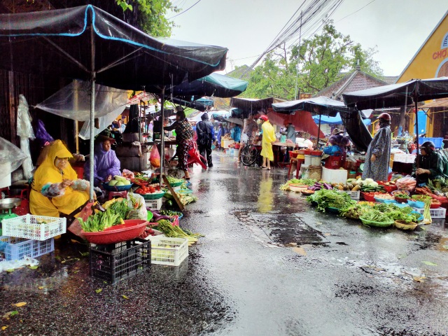 Mưa trắng trời, người dân vất vả mưu sinh trong lũ lớn - 6 Mưa trắng trời, người dân vất vả mưu sinh trong lũ lớn - 6