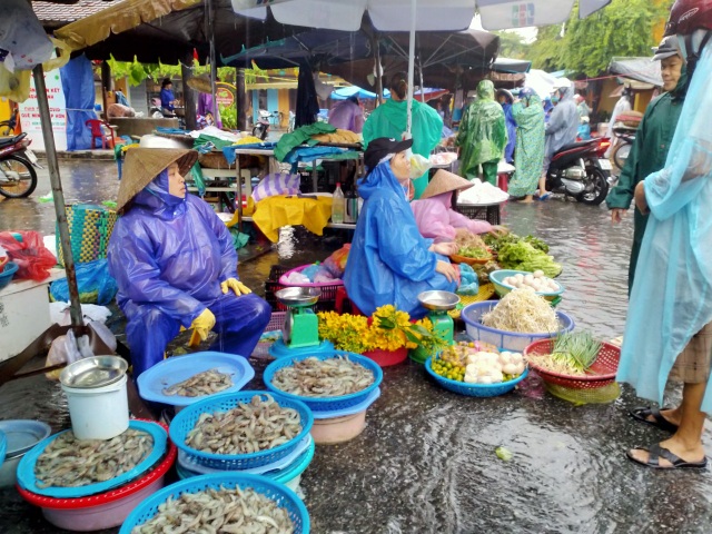 Mưa trắng trời, người dân vất vả mưu sinh trong lũ lớn - 7 Mưa trắng trời, người dân vất vả mưu sinh trong lũ lớn - 7