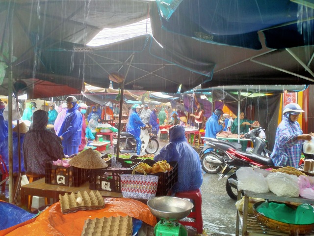 Mưa trắng trời, người dân vất vả mưu sinh trong lũ lớn - 8 Mưa trắng trời, người dân vất vả mưu sinh trong lũ lớn - 8