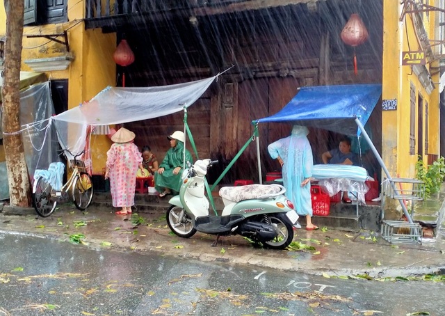 Mưa trắng trời, người dân vất vả mưu sinh trong lũ lớn - 9 Mưa trắng trời, người dân vất vả mưu sinh trong lũ lớn - 9