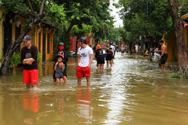 Du khách thích thú lội nước ngắm phố cổ Hội An mùa nước nổi - 9 Du khách thích thú lội nước ngắm phố cổ Hội An mùa nước nổi - 9