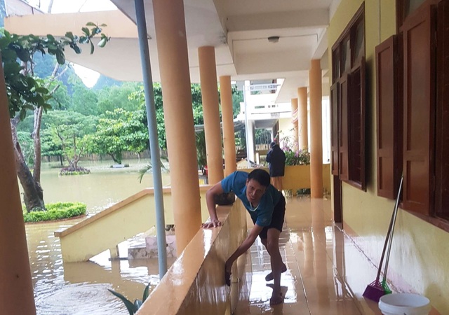 Quảng Bình: Trường học vùng rốn lũ dọn vệ sinh để sớm đón học sinh trở lại - 2 Quảng Bình: Trường học vùng rốn lũ dọn vệ sinh để sớm đón học sinh trở lại - 2