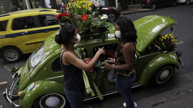 Biến xe Beetle cổ thành quầy bán hoa tươi trên phố thu hút mọi ánh nhìn - 1 Biến xe Beetle cổ thành quầy bán hoa tươi trên phố thu hút mọi ánh nhìn - 1