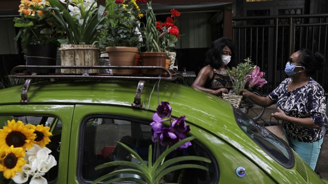 Biến xe Beetle cổ thành quầy bán hoa tươi trên phố thu hút mọi ánh nhìn - 2 Biến xe Beetle cổ thành quầy bán hoa tươi trên phố thu hút mọi ánh nhìn - 2
