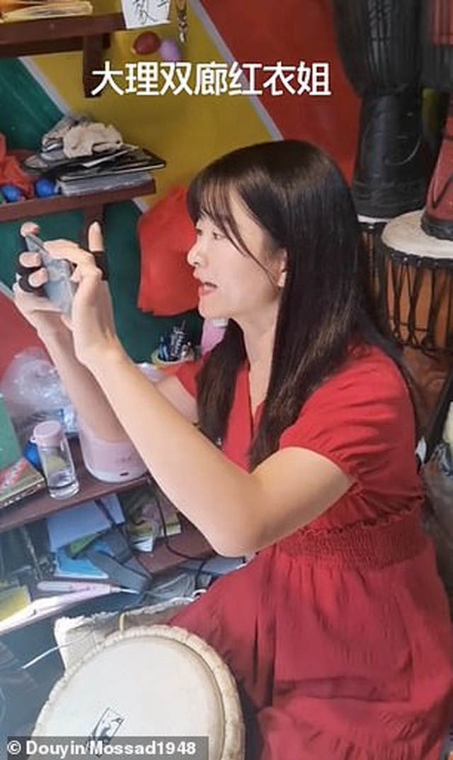 Nhân viên quát xơi xơi vào mặt nhóm khách vì chỉ đứng xem mà không mua - 1 Nhân viên quát xơi xơi vào mặt nhóm khách vì chỉ đứng xem mà không mua - 1
