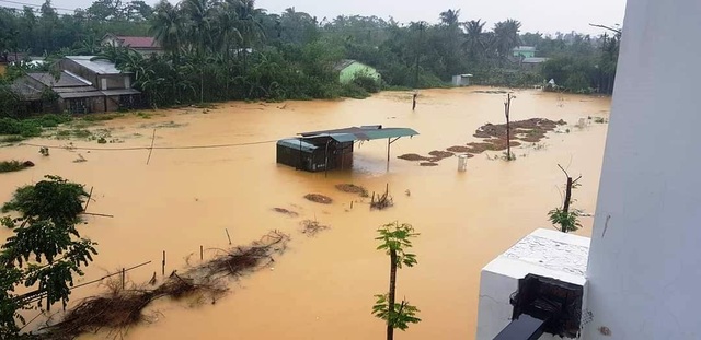 Students in Thua Thien Hue and Da Nang continue to drop out of school due to flooding - 1