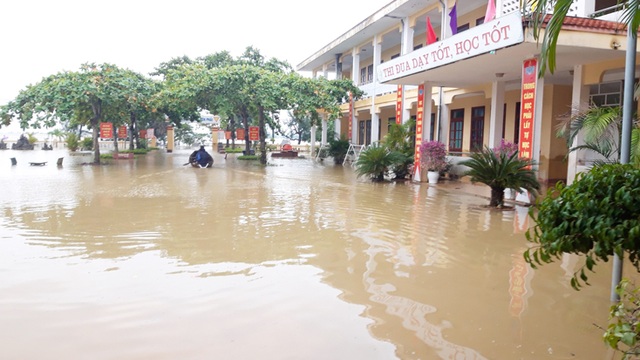 Quảng Bình: Trường học vùng rốn lũ dọn vệ sinh để sớm đón học sinh trở lại - 8 Quảng Bình: Trường học vùng rốn lũ dọn vệ sinh để sớm đón học sinh trở lại - 8
