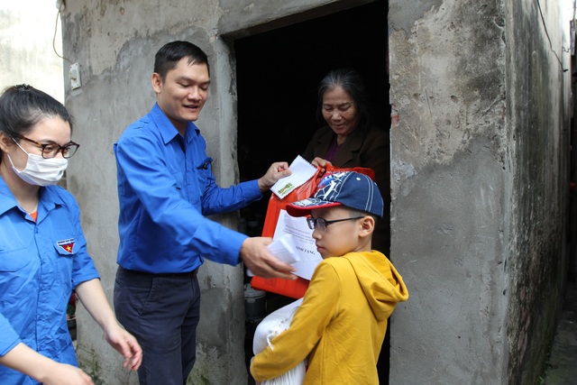 Lan tỏa yêu thương tới người dân xóm ngụ cư nơi chân cầu Long Biên - 1 Lan tỏa yêu thương tới người dân xóm ngụ cư nơi chân cầu Long Biên - 1