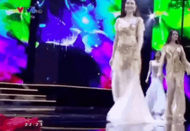 Những pha ngã nhào, loạng choạng trên sân khấu của thí sinh Hoa hậu - 10 Những pha ngã nhào, loạng choạng trên sân khấu của thí sinh Hoa hậu - 10