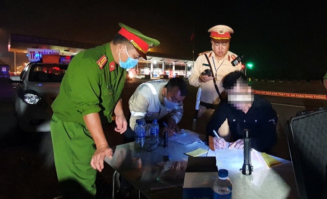 Kiểm tra tài xế có biểu hiện lạ, phát hiện dương tính với ma túy - 1 Kiểm tra tài xế có biểu hiện lạ, phát hiện dương tính với ma túy - 1