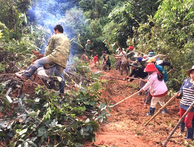 Mưa lớn gây sạt lở, ngập đường, 1 sinh viên bị lũ cuốn tử vong - 1 Mưa lớn gây sạt lở, ngập đường, 1 sinh viên bị lũ cuốn tử vong - 1