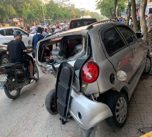 Hà Nội: Thanh niên 18 tuổi say rượu lái ô tô gây tai nạn liên hoàn - 4 Hà Nội: Thanh niên 18 tuổi say rượu lái ô tô gây tai nạn liên hoàn - 4