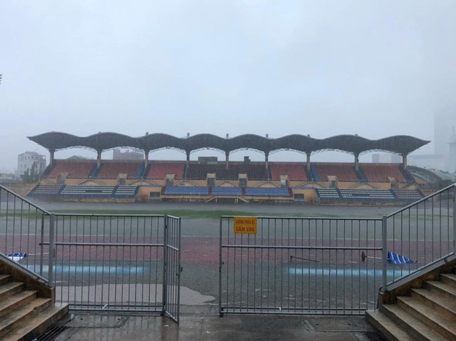 Hình ảnh bóng đá Việt Nam bị ảnh hưởng mưa bão gây xúc động trên báo Thái - 4
