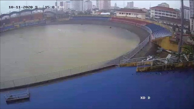 Hình ảnh bóng đá Việt Nam bị ảnh hưởng mưa bão gây xúc động trên báo Thái - 2