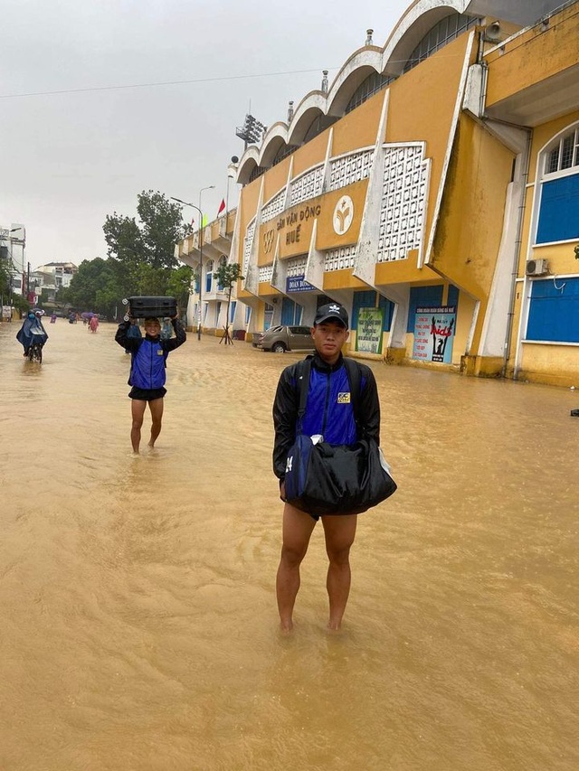 Hình ảnh bóng đá Việt Nam bị ảnh hưởng mưa bão gây xúc động trên báo Thái - 6