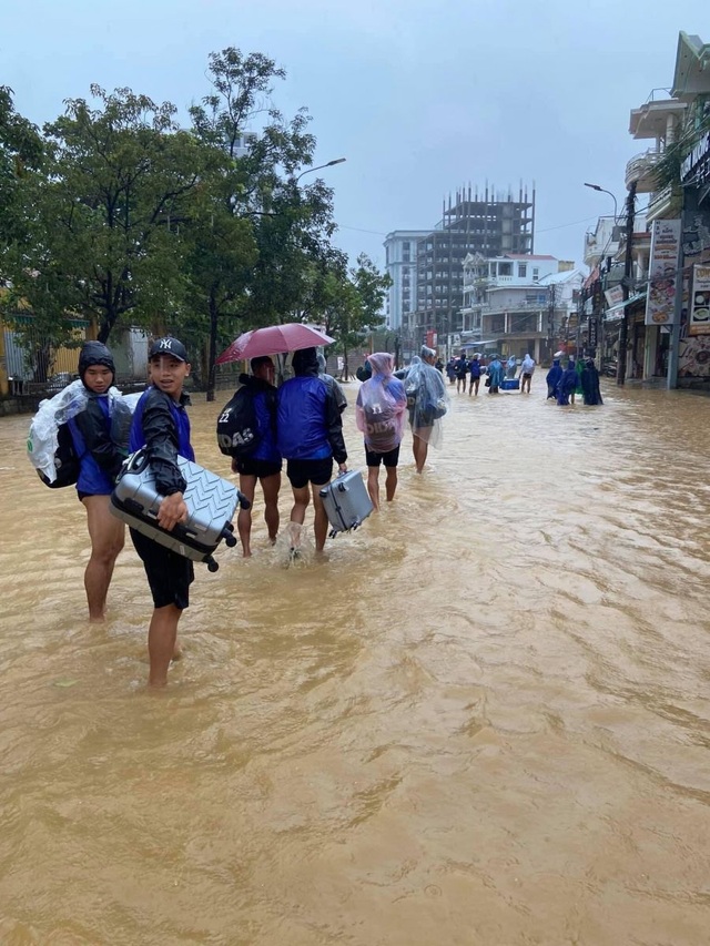 Hình ảnh bóng đá Việt Nam bị ảnh hưởng mưa bão gây xúc động trên báo Thái - 9
