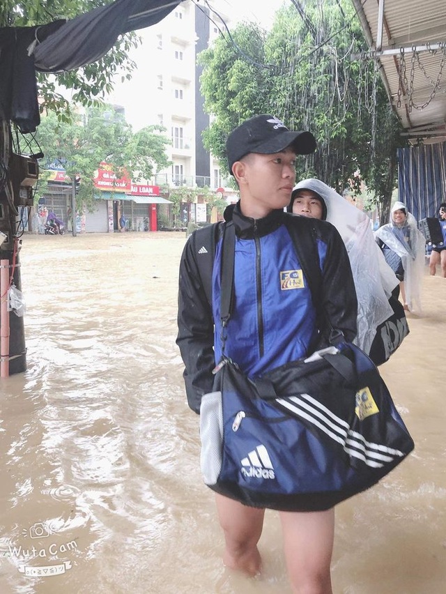 Hình ảnh bóng đá Việt Nam bị ảnh hưởng mưa bão gây xúc động trên báo Thái - 8