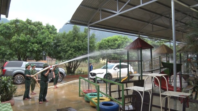 Quảng Bình: Trường học vùng rốn lũ dọn vệ sinh để sớm đón học sinh trở lại - 6 Quảng Bình: Trường học vùng rốn lũ dọn vệ sinh để sớm đón học sinh trở lại - 6