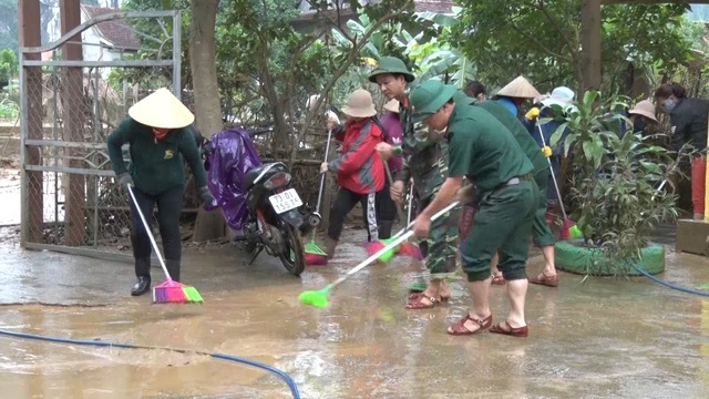 Quảng Bình: Trường học vùng rốn lũ dọn vệ sinh để sớm đón học sinh trở lại - 5 Quảng Bình: Trường học vùng rốn lũ dọn vệ sinh để sớm đón học sinh trở lại - 5