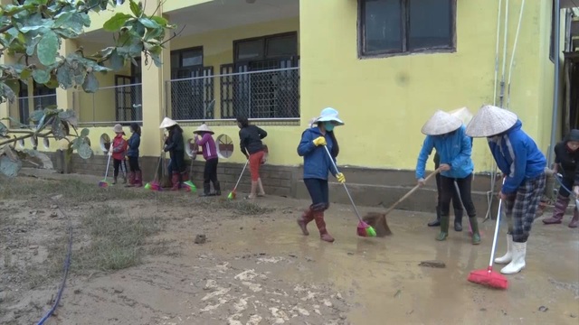Quảng Bình: Trường học vùng rốn lũ dọn vệ sinh để sớm đón học sinh trở lại - 4 Quảng Bình: Trường học vùng rốn lũ dọn vệ sinh để sớm đón học sinh trở lại - 4