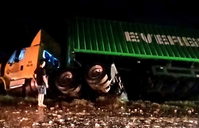 Xe khách vượt ẩu gây tai nạn liên hoàn, 1 người chết, 4 người bị thương - 2 Xe khách vượt ẩu gây tai nạn liên hoàn, 1 người chết, 4 người bị thương - 2