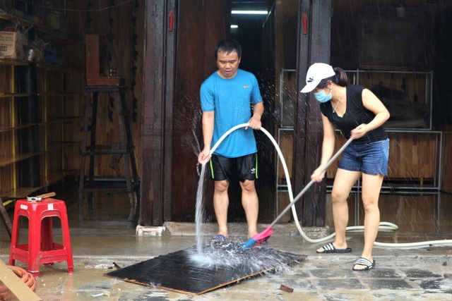 Người Hội An tất tả dọn dẹp sau trận lụt lớn - 1 Người Hội An tất tả dọn dẹp sau trận lụt lớn - 1