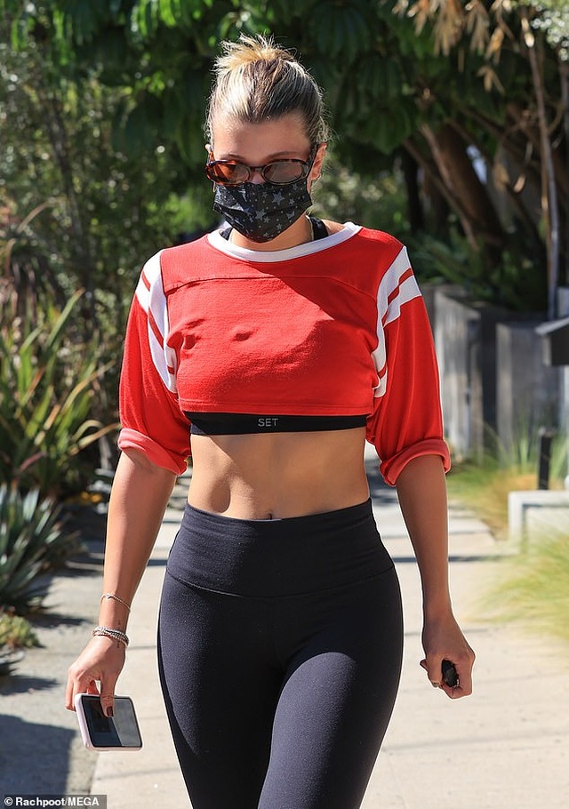 Sofia Richie khoe cơ bụng săn chắc trên phố - 1 Sofia Richie khoe cơ bụng săn chắc trên phố - 1