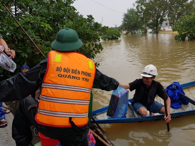 Vượt lũ, mang lương thực đến với người dân vùng thấp trũng Hải Lăng - 9 Vượt lũ, mang lương thực đến với người dân vùng thấp trũng Hải Lăng - 9