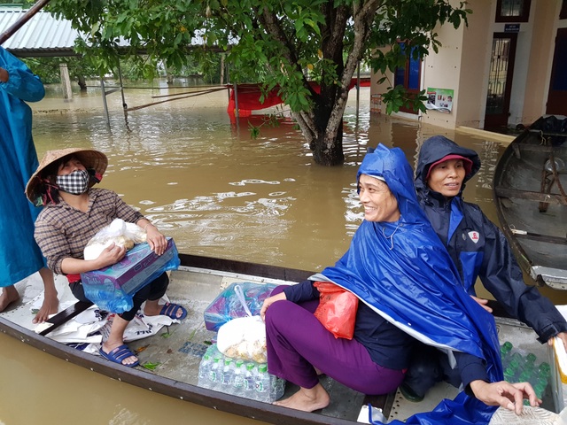 Vượt lũ, mang lương thực đến với người dân vùng thấp trũng Hải Lăng - 8 Vượt lũ, mang lương thực đến với người dân vùng thấp trũng Hải Lăng - 8
