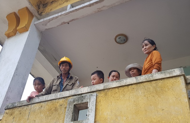 Vượt lũ, mang lương thực đến với người dân vùng thấp trũng Hải Lăng - 12 Vượt lũ, mang lương thực đến với người dân vùng thấp trũng Hải Lăng - 12