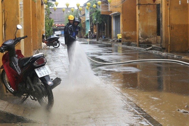 Người Hội An tất tả dọn dẹp sau trận lụt lớn - 9 Người Hội An tất tả dọn dẹp sau trận lụt lớn - 9