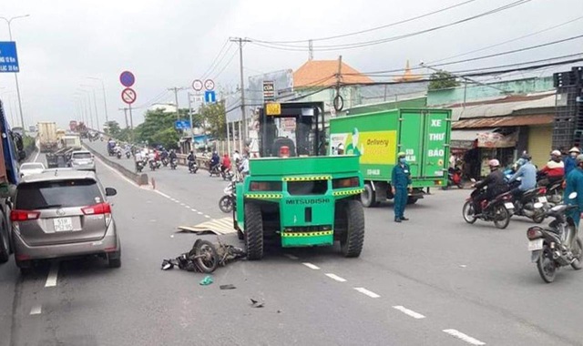 Bị xe nâng kéo lê trên đường, người đàn ông chết thảm - 1 Bị xe nâng kéo lê trên đường, người đàn ông chết thảm - 1