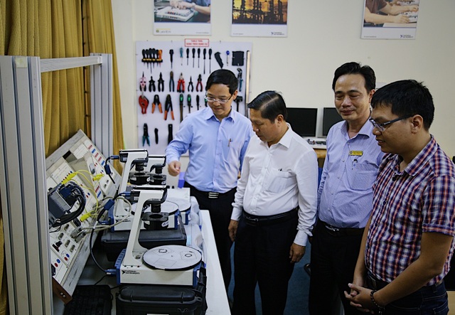 Thứ trưởng Lê Tấn Dũng kiểm tra công tác đào tạo nghề tại TP.HCM - 4 Thứ trưởng Lê Tấn Dũng kiểm tra công tác đào tạo nghề tại TP.HCM - 4