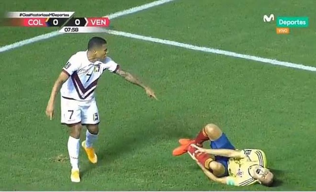 Cầu thủ Colombia gãy chân kinh hoàng ở vòng loại World Cup 2022 - 2 Cầu thủ Colombia gãy chân kinh hoàng ở vòng loại World Cup 2022 - 2