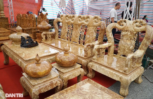 Chiêm ngưỡng bộ bàn ghế gỗ nu nghiến hơn 500 triệu đồng ở Hà Nội - 3 Chiêm ngưỡng bộ bàn ghế gỗ nu nghiến hơn 500 triệu đồng ở Hà Nội - 3