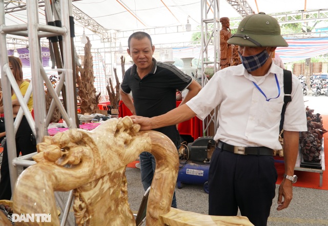 Chiêm ngưỡng bộ bàn ghế gỗ nu nghiến hơn 500 triệu đồng ở Hà Nội - 8 Chiêm ngưỡng bộ bàn ghế gỗ nu nghiến hơn 500 triệu đồng ở Hà Nội - 8