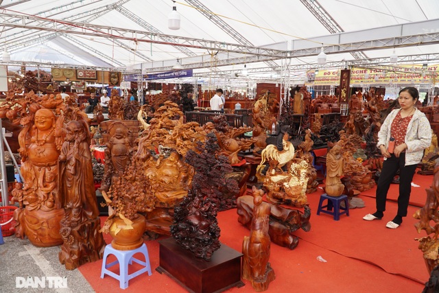 Chiêm ngưỡng bộ bàn ghế gỗ nu nghiến hơn 500 triệu đồng ở Hà Nội - 10 Chiêm ngưỡng bộ bàn ghế gỗ nu nghiến hơn 500 triệu đồng ở Hà Nội - 10