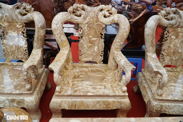 Chiêm ngưỡng bộ bàn ghế gỗ nu nghiến hơn 500 triệu đồng ở Hà Nội - 6 Chiêm ngưỡng bộ bàn ghế gỗ nu nghiến hơn 500 triệu đồng ở Hà Nội - 6
