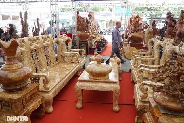 Chiêm ngưỡng bộ bàn ghế gỗ nu nghiến hơn 500 triệu đồng ở Hà Nội - 5 Chiêm ngưỡng bộ bàn ghế gỗ nu nghiến hơn 500 triệu đồng ở Hà Nội - 5