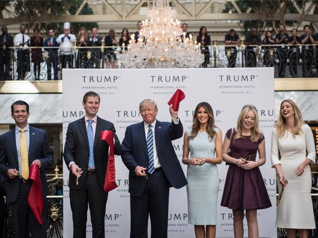 Công ty gia đình của Tổng thống Trump đang nợ chồng chất - 1