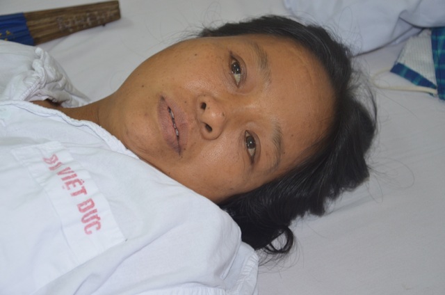 Đau nhói lòng cảnh người phụ nữ đi hái chè thuê bị bệnh tật quật ngã - 1 Đau nhói lòng cảnh người phụ nữ đi hái chè thuê bị bệnh tật quật ngã - 1
